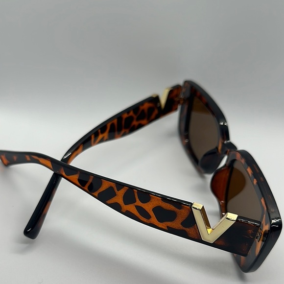 Chic Tortoiseshell V-Detail Sunglasses -Square Frame, Trendy Style UV protection